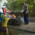 Puliamo il Buio 2014 - Carico dei rifiuti sul camion