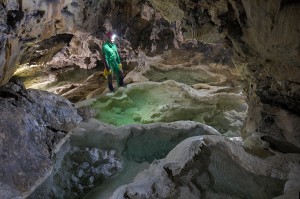 Grotta del Calgeron - Vaschette presso l'ingresso